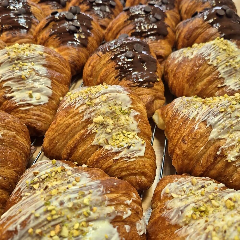 Croissante glazurate cu ciocolată neagră, în vitrină