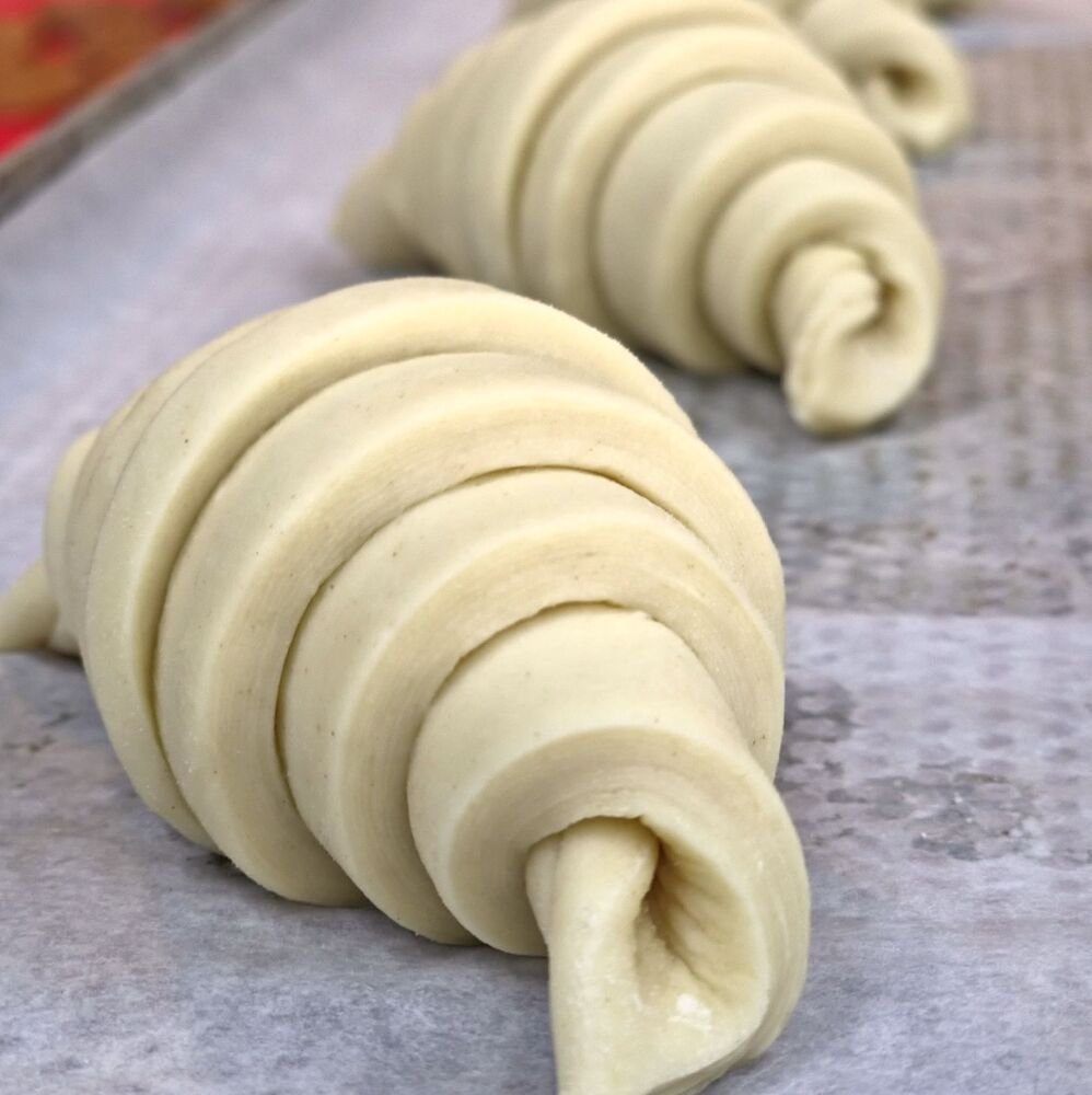 Croissant crud, rulat în spirală, înainte de dospire