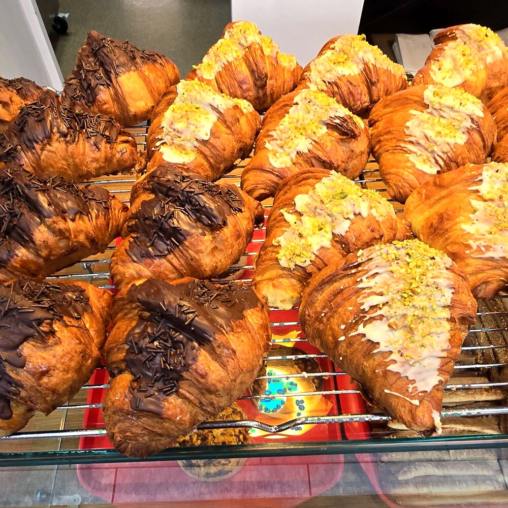 Croissante cu fistic, proaspăt scoase din cuptor, pe grătarul de răcire