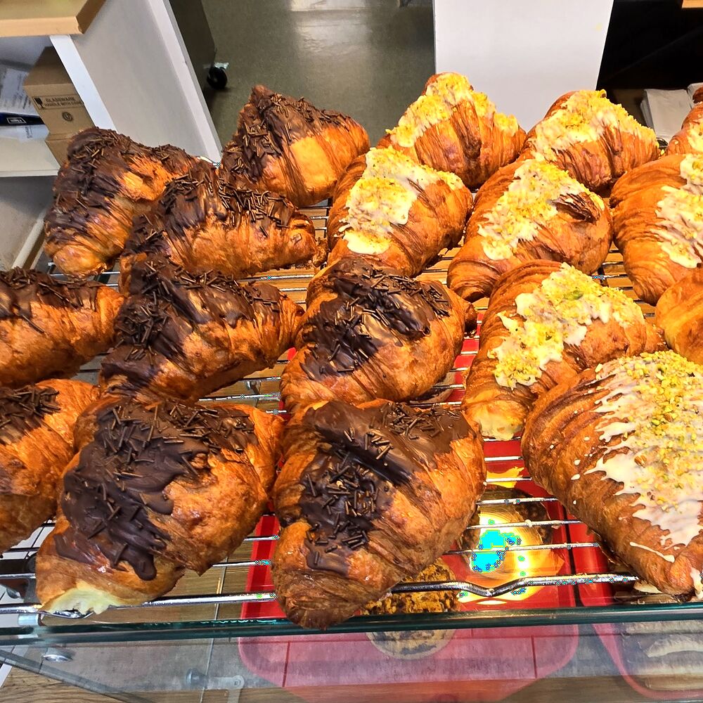 Croissante simple, aurii, cu glazură lucioasă, pe grătarul de răcire
