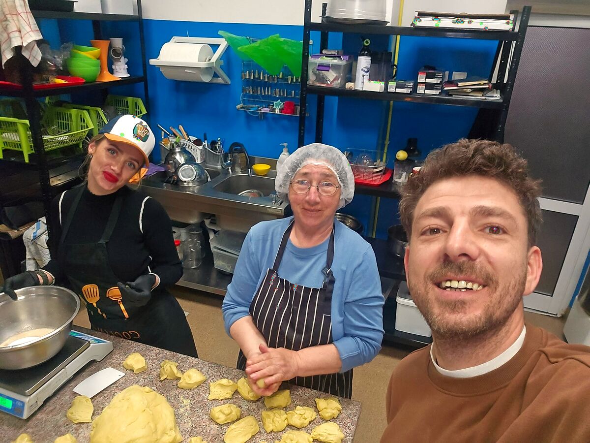 Familia lucrând împreună aluatul, în laboratorul brutăriei