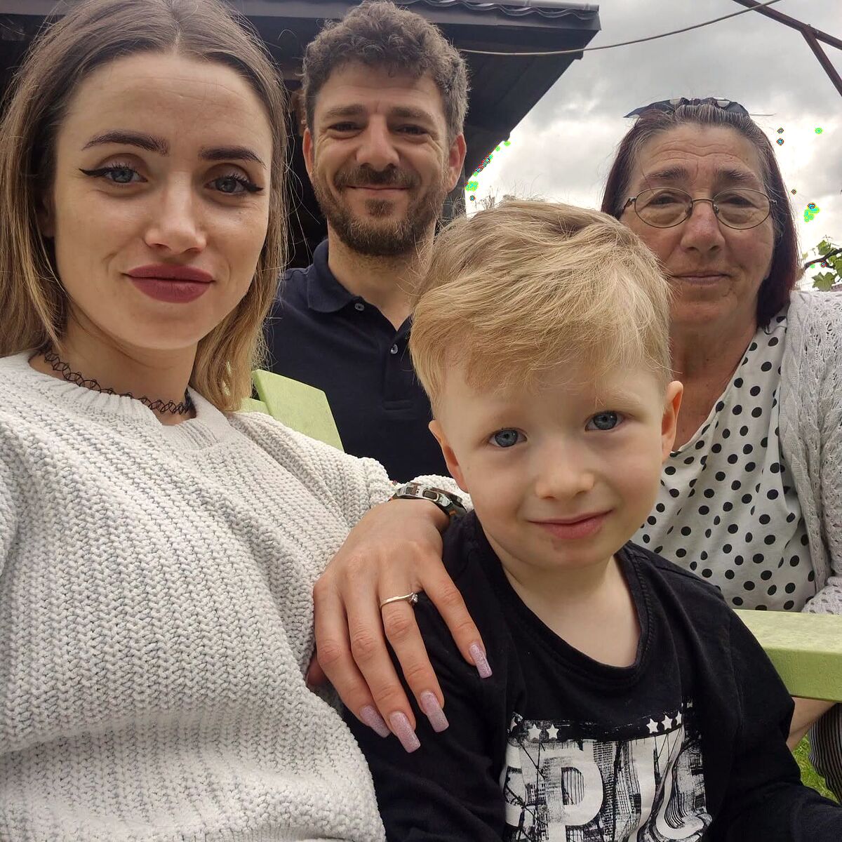 Familia din spatele Bakery, la masă în magazin, cu croissante și cafea