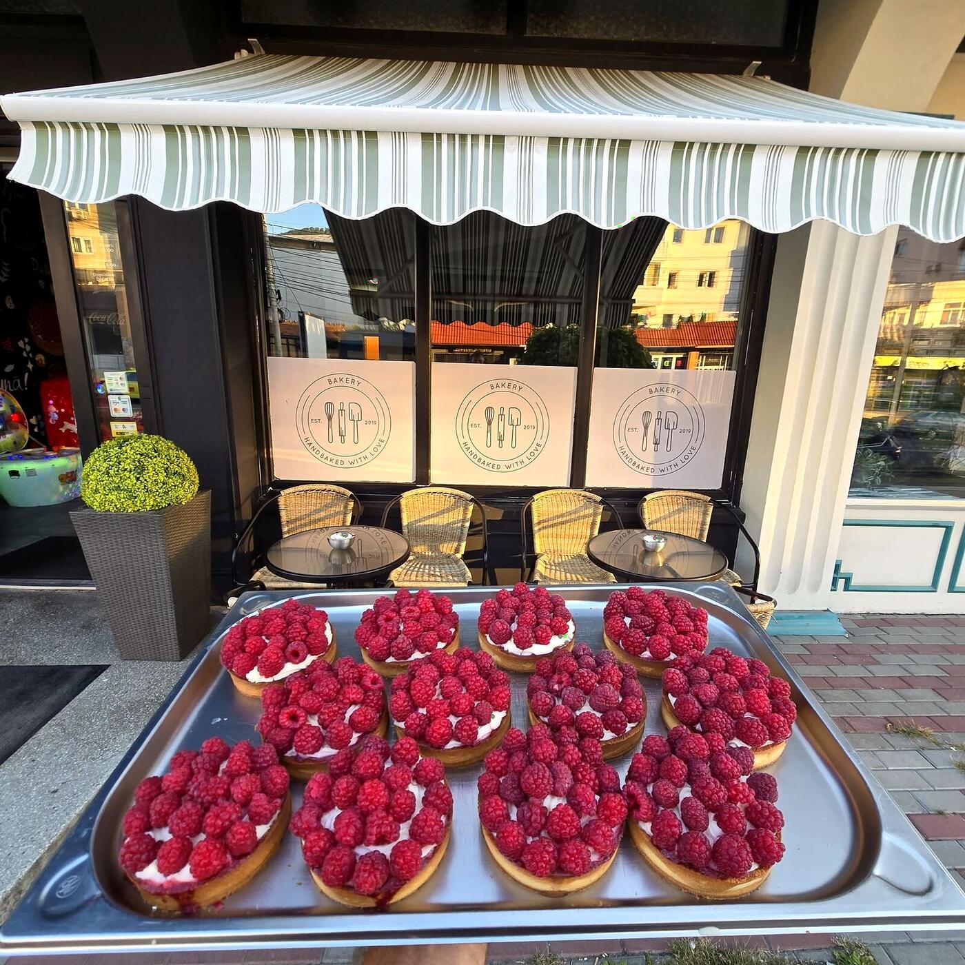 Fațada Bakery, cu copertină în dungi și sigla pe cele trei geamuri