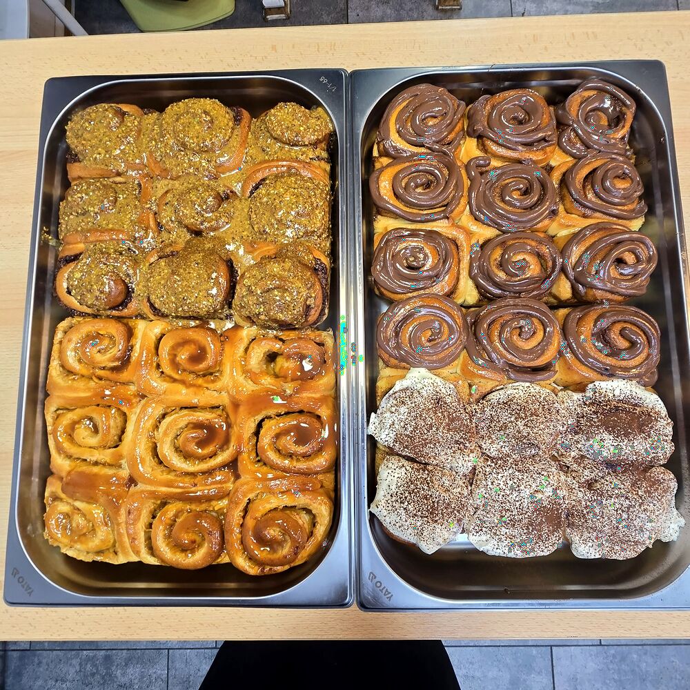Melci cu scorțișoară și melci cu ciocolată, în tăvi, la vitrină