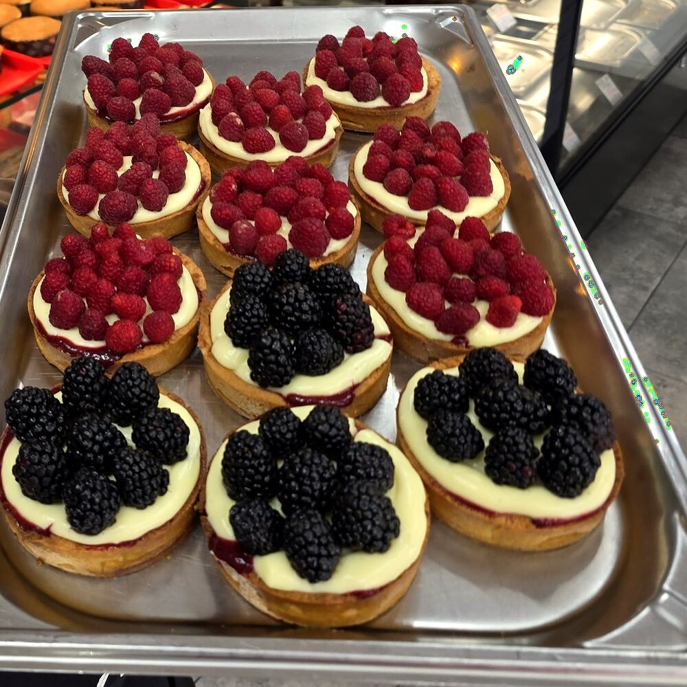 Tarte cu cremă de vanilie, zmeură și mure, pe tavă